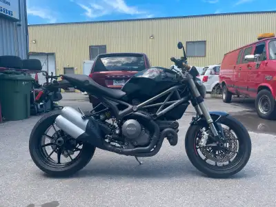 Ducati monster 1100 EVO 2012 en exellente condition Changement d’huile faite Motul 300V Mirroirs Riz...