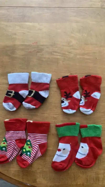 4 paires de chaussettes de Noël pour bébé comme neuf, View more