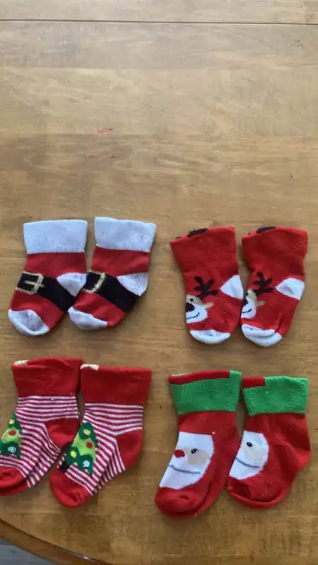 4 paires de chaussettes de Noël pour bébé comme neuf in Clothing - 0-3 Months in Gatineau - Image 2