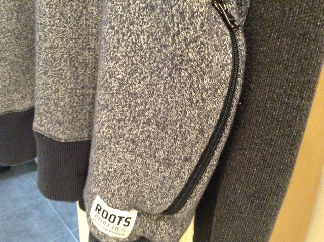 Roots men's 1/4 zip pullover sweatshirt size L heather blue in Men's in Oshawa / Durham Region - Image 3