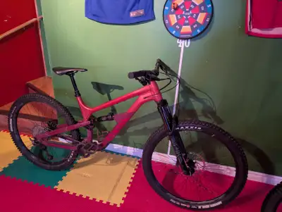 Velo montagne Canyon spectral 2024 comme neuf 1500 $, View more