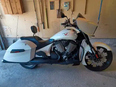 Get ready to turn heads with this sleek 2015 Victory Cross Country 8 Ball! This head turner has a po...