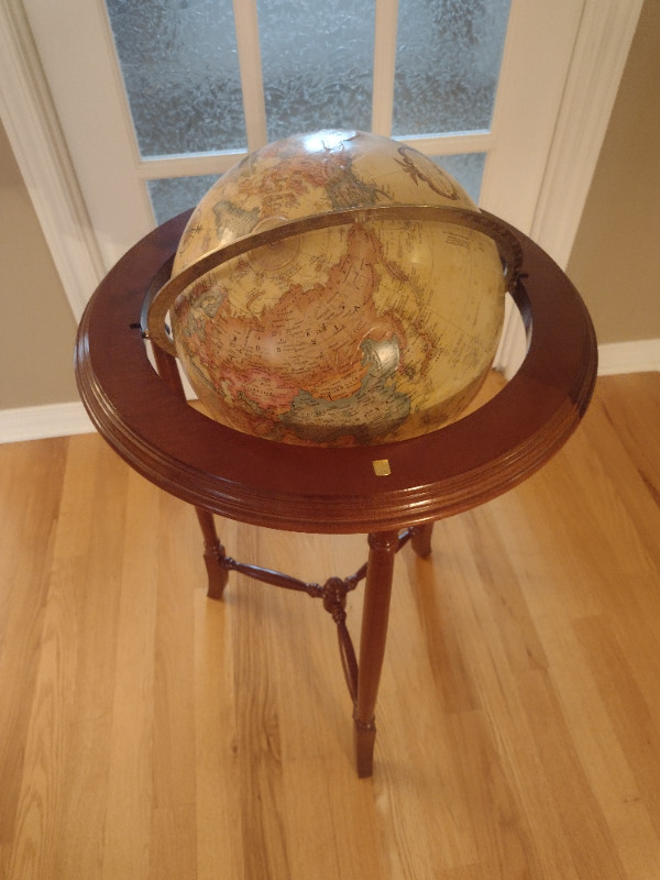 Globe Terrestre océan antique sur base de bois dans Art et objets de collection  à Laurentides - Image 2