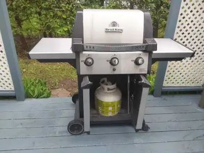 bbq à vendre avec bonbonne de gaz vide et grilles neuves, View more