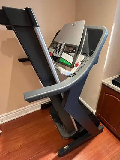 EPIC 400 MX Treadmill - For parts only, View more