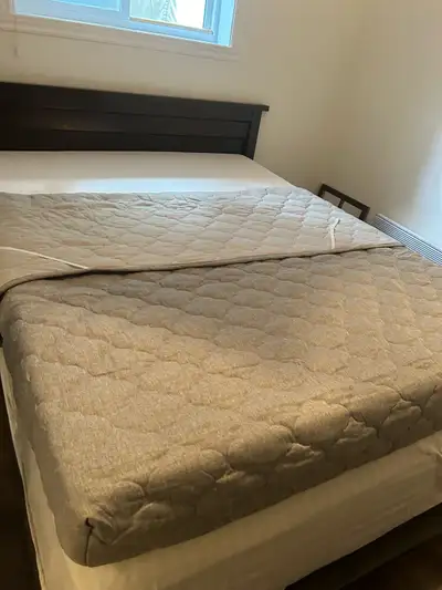 Matelas orthopédique fait pour Vr . Queen , 60x80 Payer $700.00 J’ai vendu la roulotte