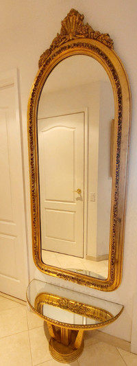 Grand miroir antique recouvert de feuilles d'or