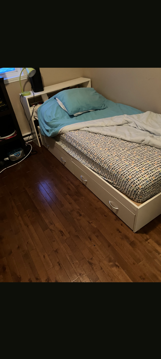 Lit simple in Beds & Mattresses in Sherbrooke - Image 3