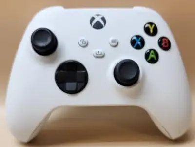 X-BOX ROBOT WHITE WIRELESS GAMING CONTROLLER. Price is Firm.