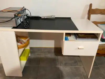 Bureau de travail en melamine blanc très propre