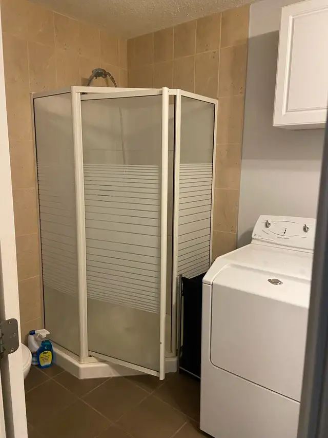 main floor room close to SAIT for female 62863756458499121