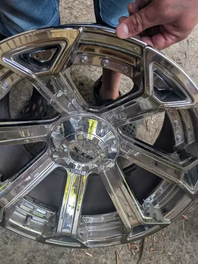 RTX Mags 20 " crome étai sur un Nissan titan 2004 j'ai même les spacer demander des photos sur Kijij...