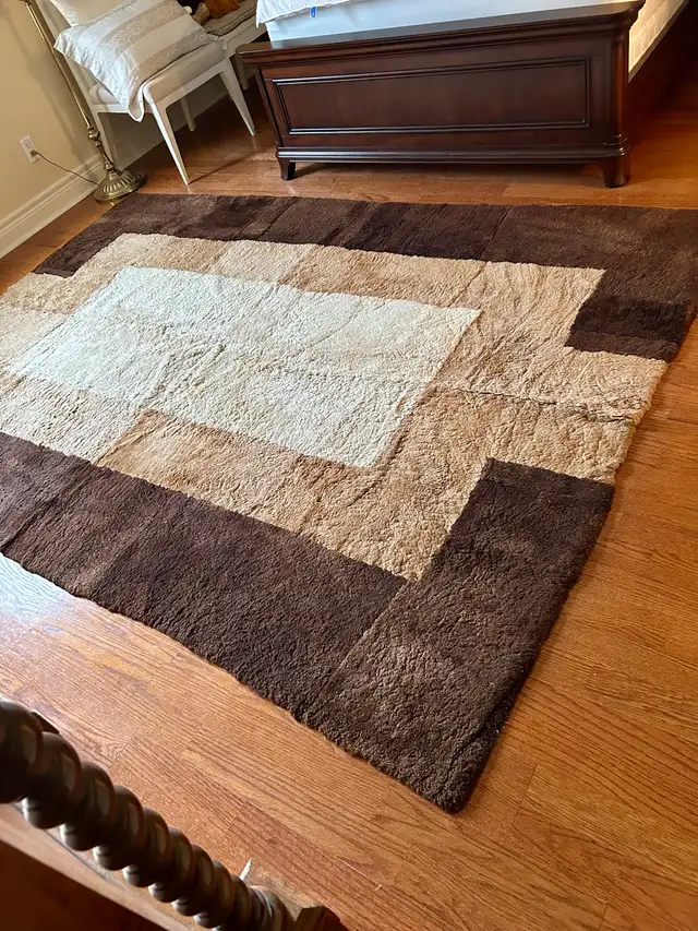 sheep wool rug carpet in Rugs, Carpets & Runners in Mississauga / Peel Region - Image 3