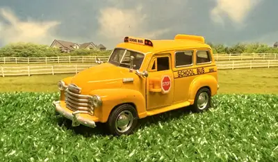 Modèle Kinsmart Diecast...De ma collection...Autobus scolaire flambant neuf...Echelle 1:36...Mesure...