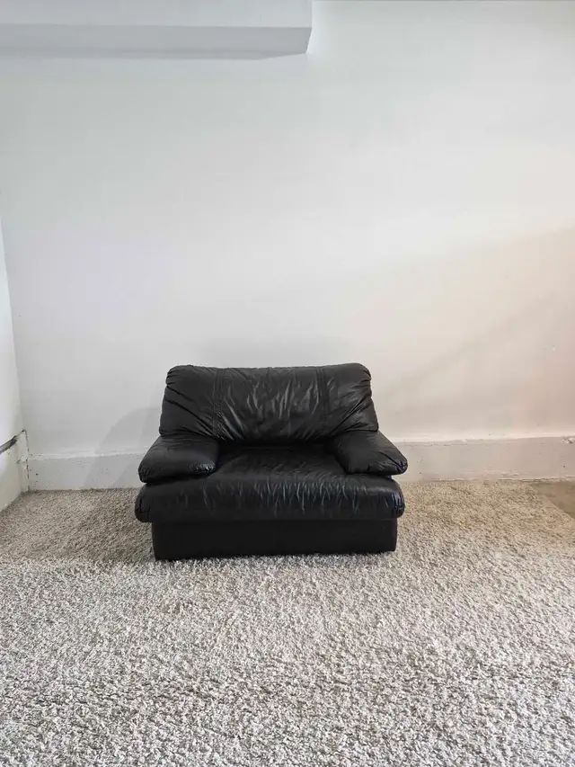 FREE DELIVERY Doimo Salotti Single Black Leather Sofa Chair in Chairs & Recliners in Vancouver - Image 3