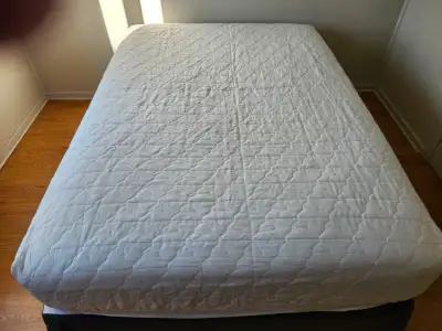 Couvre matelas pour lit double et simple,50%cotton 50%polyesther,$10 chacun. Couvre jupe lit double...