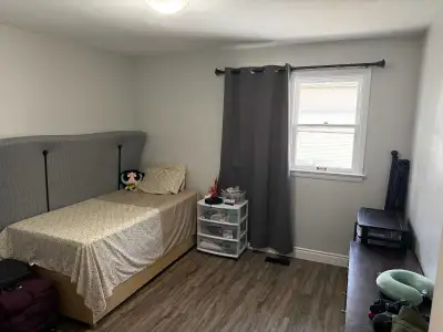 Furnished Private room available for rent in a beautiful bugalow, Walking distance to Fairview mall...