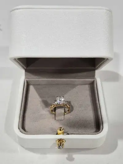 Im selling this ring as there is no use for it. It's brand new, never worn. Centre stone: 1.04ct Col...