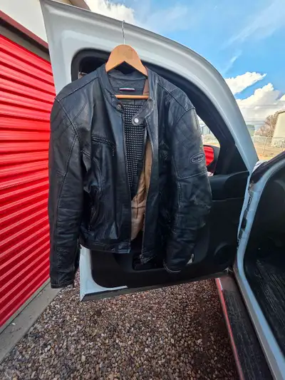 Gents Italian leather motorcycle jacket. Size - Large /XL, Full removable body Armour Back , shoulde...