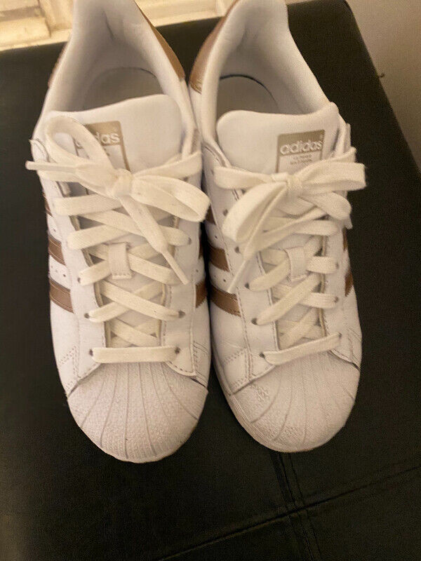 ADIDAS SUPER STARS  - white and gold - size 7 in Women's - Shoes in Mississauga / Peel Region - Image 2