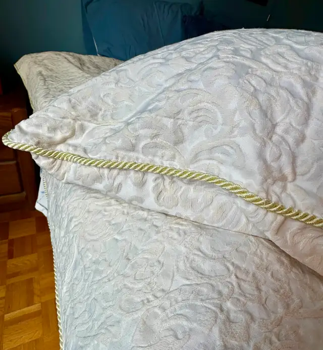Queen bedspread with 2 pillow shams in Bedding in Ottawa - Image 2