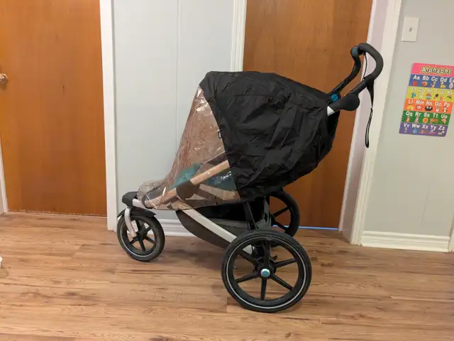 Thule Urban Glide 2 -- Used Stroller in Strollers, Carriers & Car Seats in Ottawa - Image 3