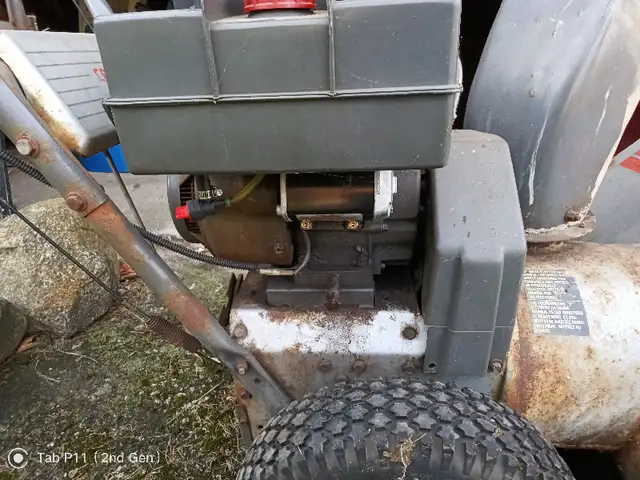 TOUGH 10HP 28" SNOWTHROWER SNOWBLOWER in Snowblowers in Belleville - Image 8