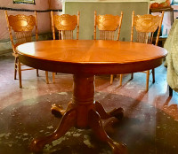 AMISH SOLID OAK **ROUND/OVAL** DINING TABLE & 4 PRESSBACK CHAIRS