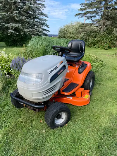 Tracteur à gazon, Columbia 22 HP – Plateau de coupe 46 po – Exc, View more
