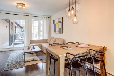 Ville-Marie, 1 chambre à coucher (3 1/2) avec grande terrasse privée (8x10pi), côté soleil, généreus...