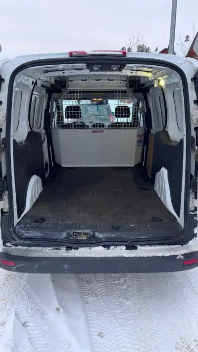2018 Ford Transit Connect XL – Cargo Van 151,000 km 2.5L gas Automatic Long wheelbase Steel partitio...