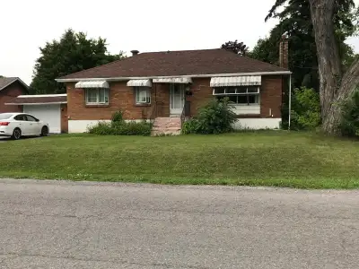 House in quiet neighborhood of Algonquin College. College square and Baseline Bus Station 5 minutes...