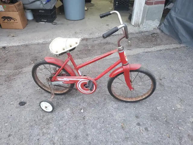 Red Vintage Tonka  Hedstrom Child Bicycle  training wheel in Kids in Ottawa - Image 5