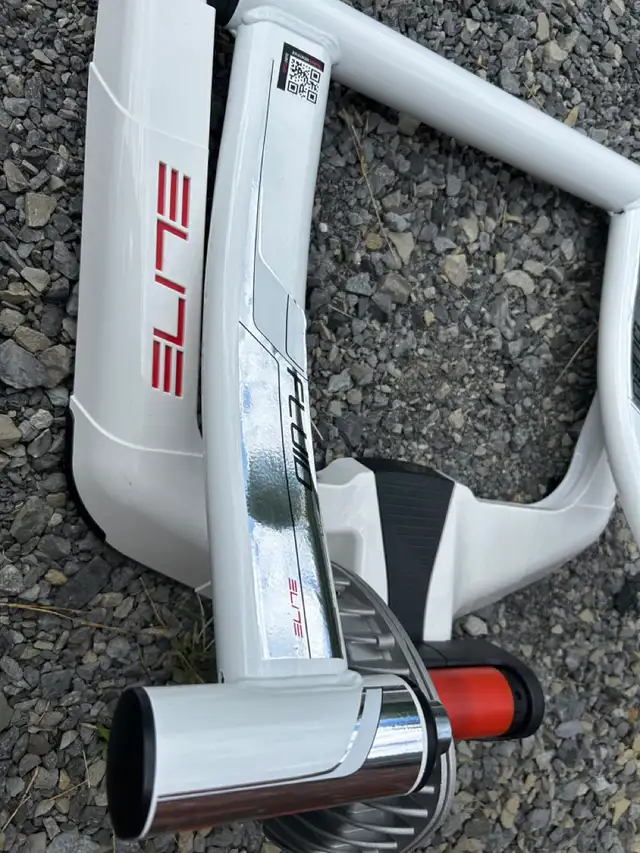 Elite Qubo Fluid Bike Trainer in Road in Ottawa - Image 4