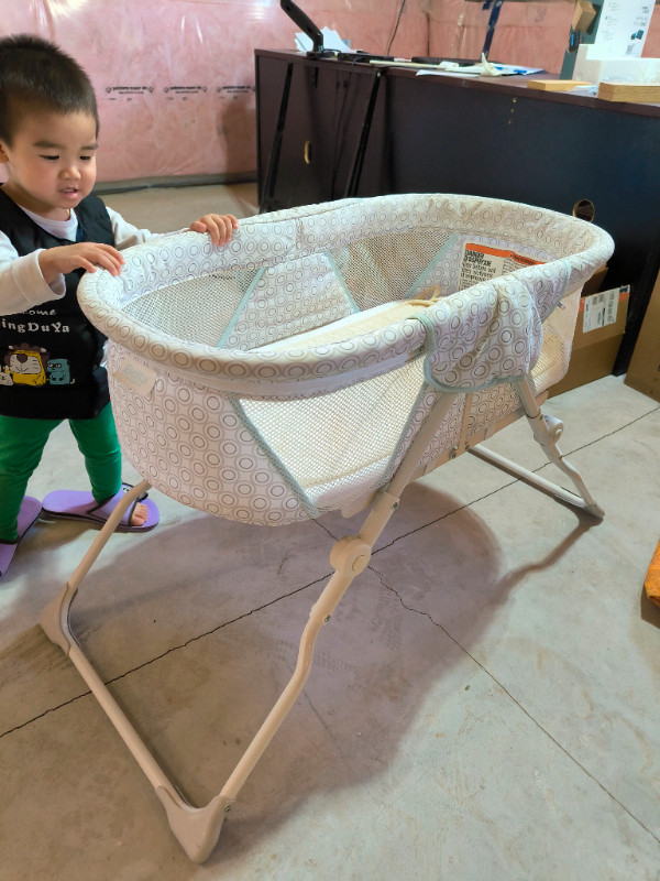 Portable Baby Bassinet/Bed in a good condition in Cribs in Kitchener / Waterloo - Image 2