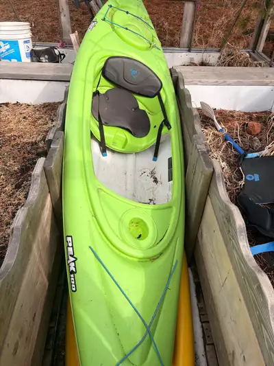 Mint condition kayak that comes with men’s body glove life jacket and has built in foam seat with st...