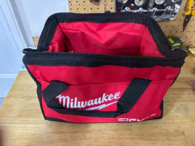 New BAG MILWAUKEE RECTANGLE 13-9-4 INCHES $20., View more