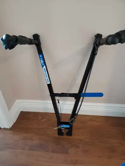 Porte-vélos neuf pour deux bicyclettes. S'installe sur une attache remorque. Jamais utilisé. Sac de...