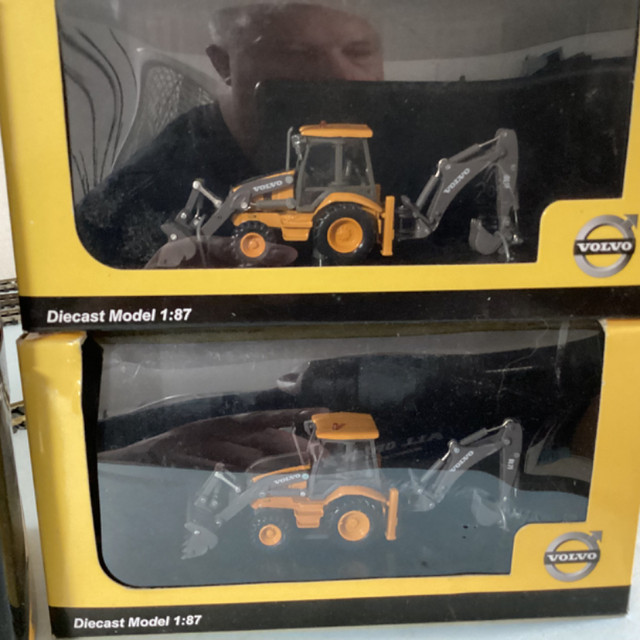 Ho scale Diecast Cat and Volvo construction vehicles in Toys & Games in Cape Breton - Image 3