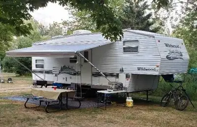 2003 Wildwood by Forest River LE Series M-28BHSS 5th wheel bunkhouse. Bunkhouse sleeps 2. 1 slide ou...