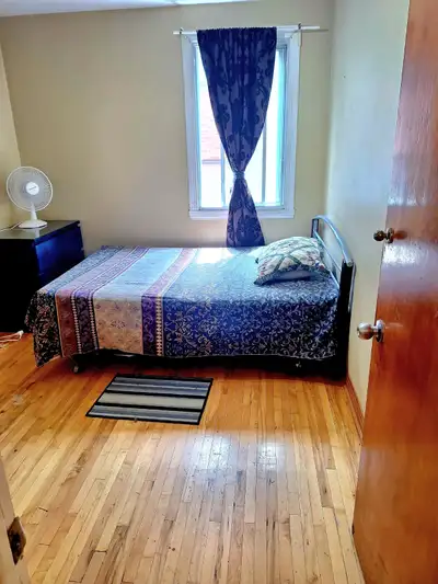 For Femaile /Girls only. ------Option==-(A). Near metro station Parc (Blue Line). --- Private /perso...