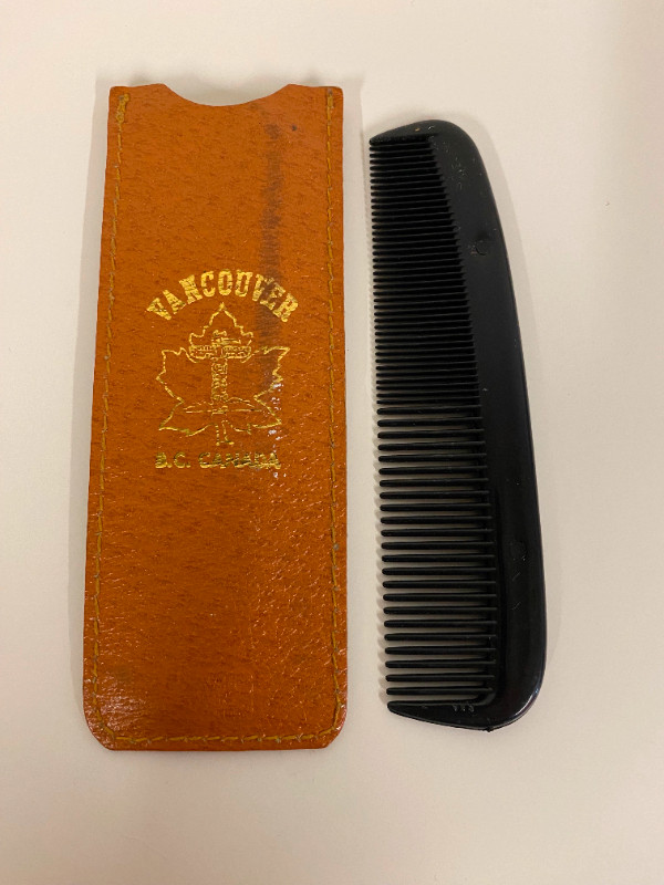 Vintage Unbreakable Plastic Comb in Vancouver Leather Case in Arts & Collectibles in Hamilton - Image 2