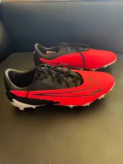 Selling Phantom men's or boys outdoor/cleat soccer shoes, size 10.5, in excellent condition. Offers...