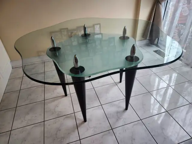 Modern 5-seater 2-level glass-top kitchen table in Dining Tables & Sets in Markham / York Region - Image 3