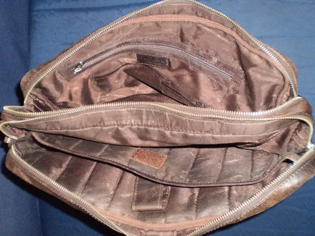 Leather Handbag Purse Duffel Wallet in Women's - Bags & Wallets in City of Toronto - Image 6