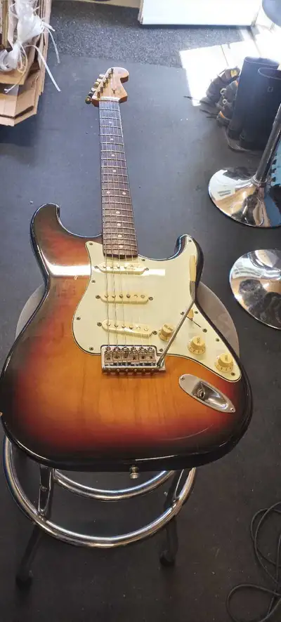 Fender Stratocaster St-62 Crafted in Japan 1997-2000 according to the serial number. 3 Tone Sunburst...