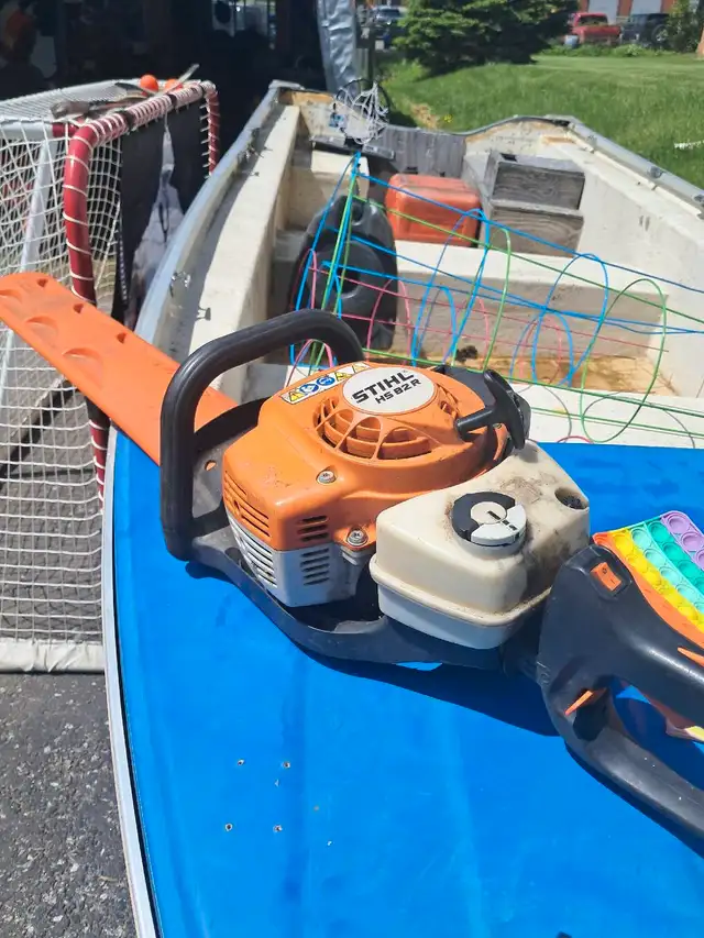 STIHL HS 82R GAS TRIMMER in Lawnmowers & Leaf Blowers in Belleville - Image 5