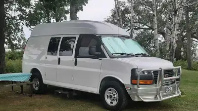 Superbe VR 4 saisons isolé GMC savana toit sur élevé tout équipé avec beaucoup de rangement et mécan...