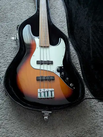 Fender Fretless Jazz bass *Like new!, View more