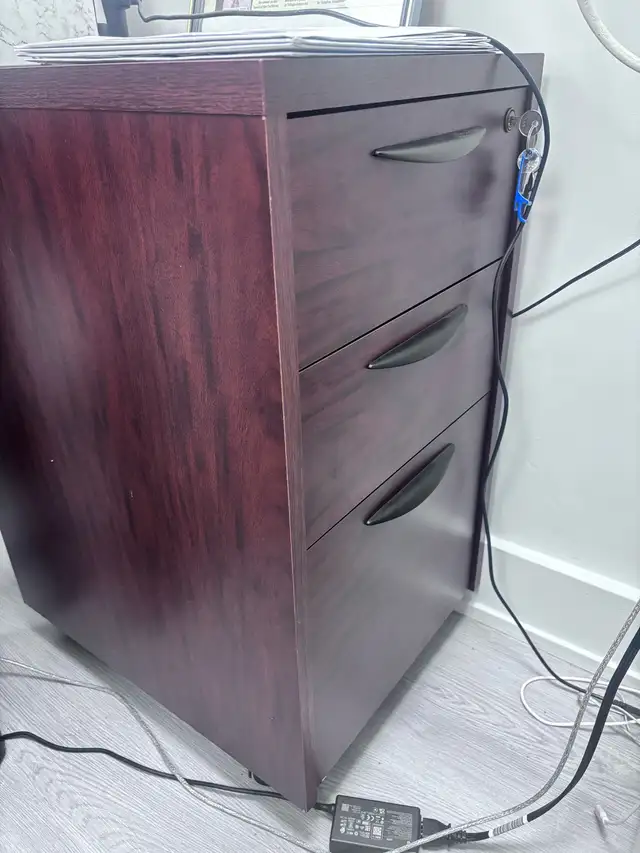 Computer table and small filing cabinet in Desks in Mississauga / Peel Region - Image 5